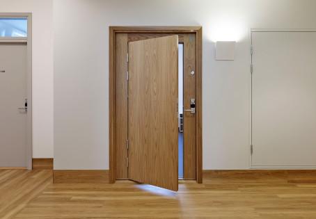A carpintaria em portas contempla portas de interiores, portas de entrada maciças ou blindadas.