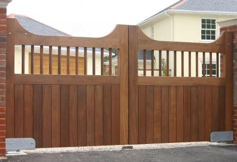 Existem diversos tipos de portões em madeira para implementar à entrada da sua propriedade.