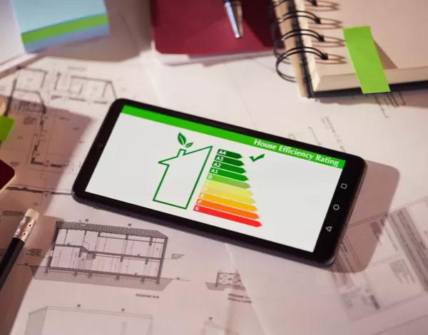 O certificado energético é um elemento fundamental num projeto de casa sustentável, pois avalia a eficiência energética do imóvel e identifica medidas que podem melhorar o desempenho energético e obter redução de custos energéticos. Este certificado não só assegura o cumprimento das exigências legais, como também orienta decisões de construção ou reabilitação mais conscientes, promovendo o uso racional de energia, a redução das emissões de CO2 e a valorização do imóvel a longo prazo. Ao integrar o certificado energético desde a fase inicial do projeto, é possível otimizar o isolamento térmico, os sistemas de climatização e o aproveitamento de energias renováveis, contribuindo para uma habitação mais eficiente, confortável e amiga do ambiente.