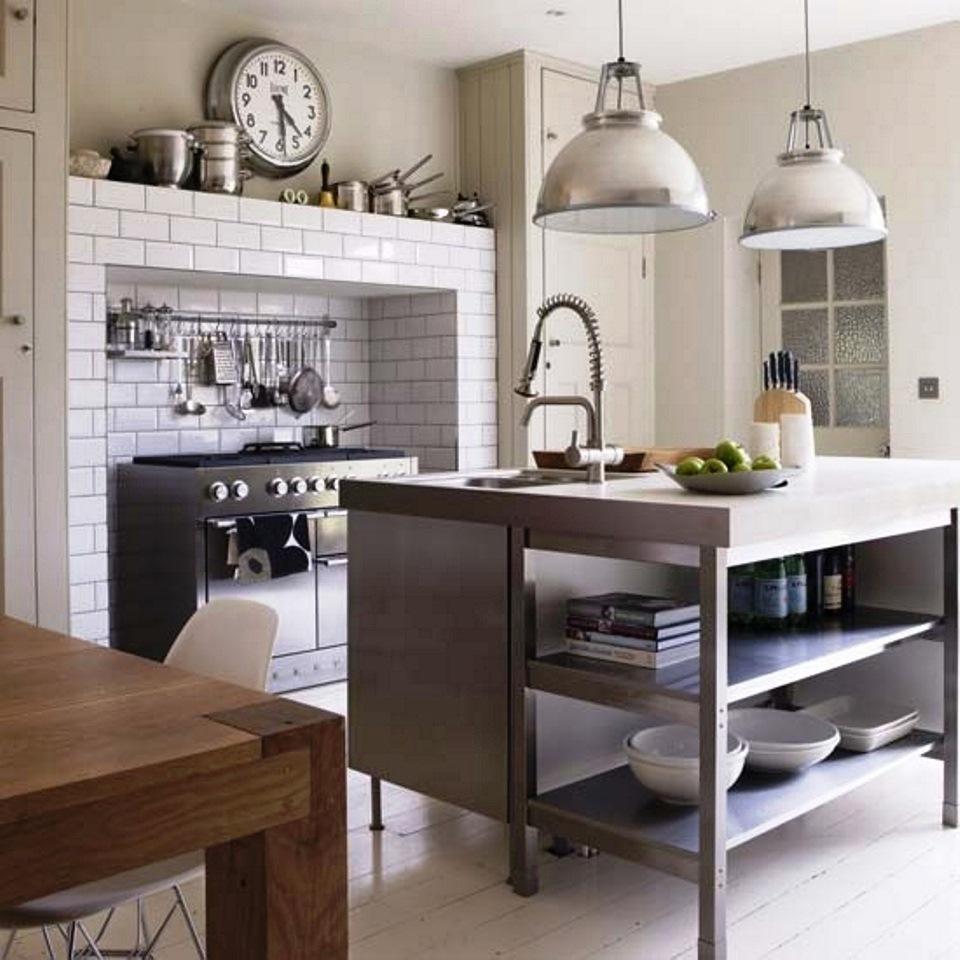 O mobiliário da sua cozinha define bastante a organização pretendida e a temática envolvente. O mobiliário pode ser constituído por materiais como madeira, vidro, plástico ou mesmo metal.