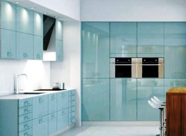 As cozinhas em vidro, brilhante ou fosco e em várias tonalidades, dão um aspecto leve e fresco ao espaço.