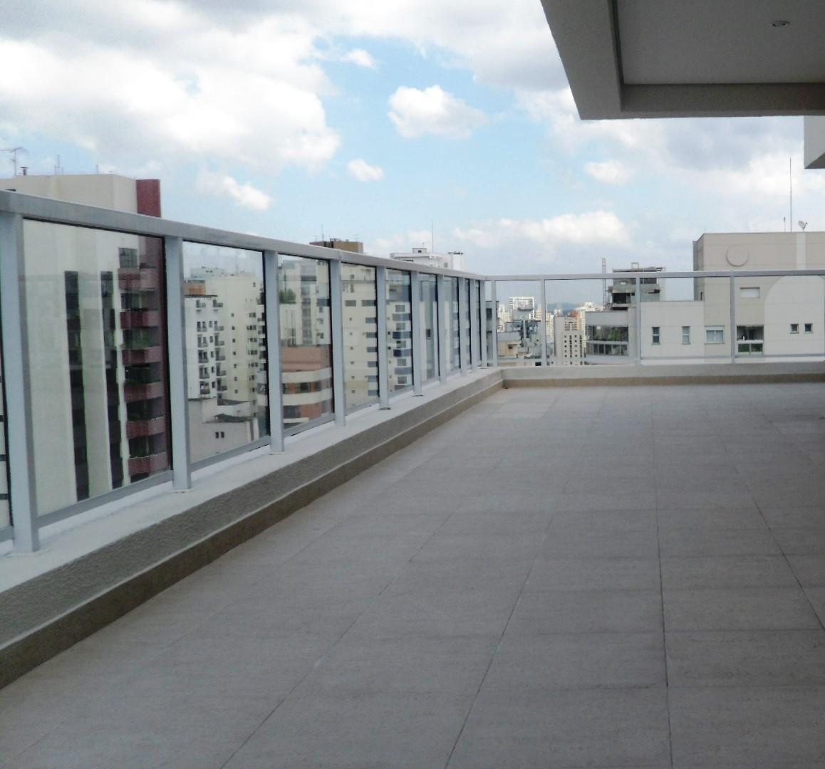 Existem várias soluções de revestimento em terraços sendo os mais comuns os ladrilhos cerâmicos, placas pétreas e membranas betuminosas.