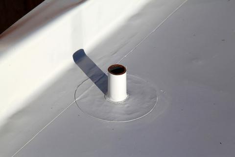 Impermeabilização de coberturas As boas práticas na execução de remates na cobertura relativamente aos elementos emergentes são fundamentais para evitar patologias relacionadas com infiltrações.