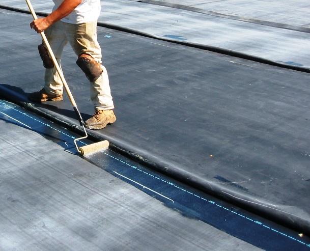 Impermeabilização de terraços Para evitar anomalias relacionadas com infiltrações, além da instalação de um sistema de drenagem adequado, é fundamental a aplicação de um sistema de impermeabilização na sua cobertura.