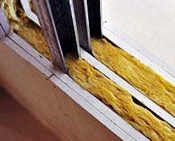 Isolamento com lã de rocha O isolamento das paredes divisórias é fundamental para se conseguir o nível de conforto térmico e acústico desejado. Um exemplo de um material para atingir estes objectivos é a lã de rocha.