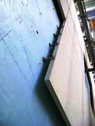 O isolamento das paredes divisórias é fundamental para se conseguir o nível de conforto térmico e acústico desejado. Um exemplo de um material para atingir estes objectivos é a lã de rocha.