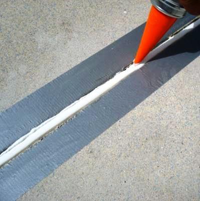 Juntas de dilatação As juntas de dilatação são elementos para absorver a expansão causada pelo aumento da temperatura, evitando tensões indesejáveis que podem causar fissuração do pavimento.