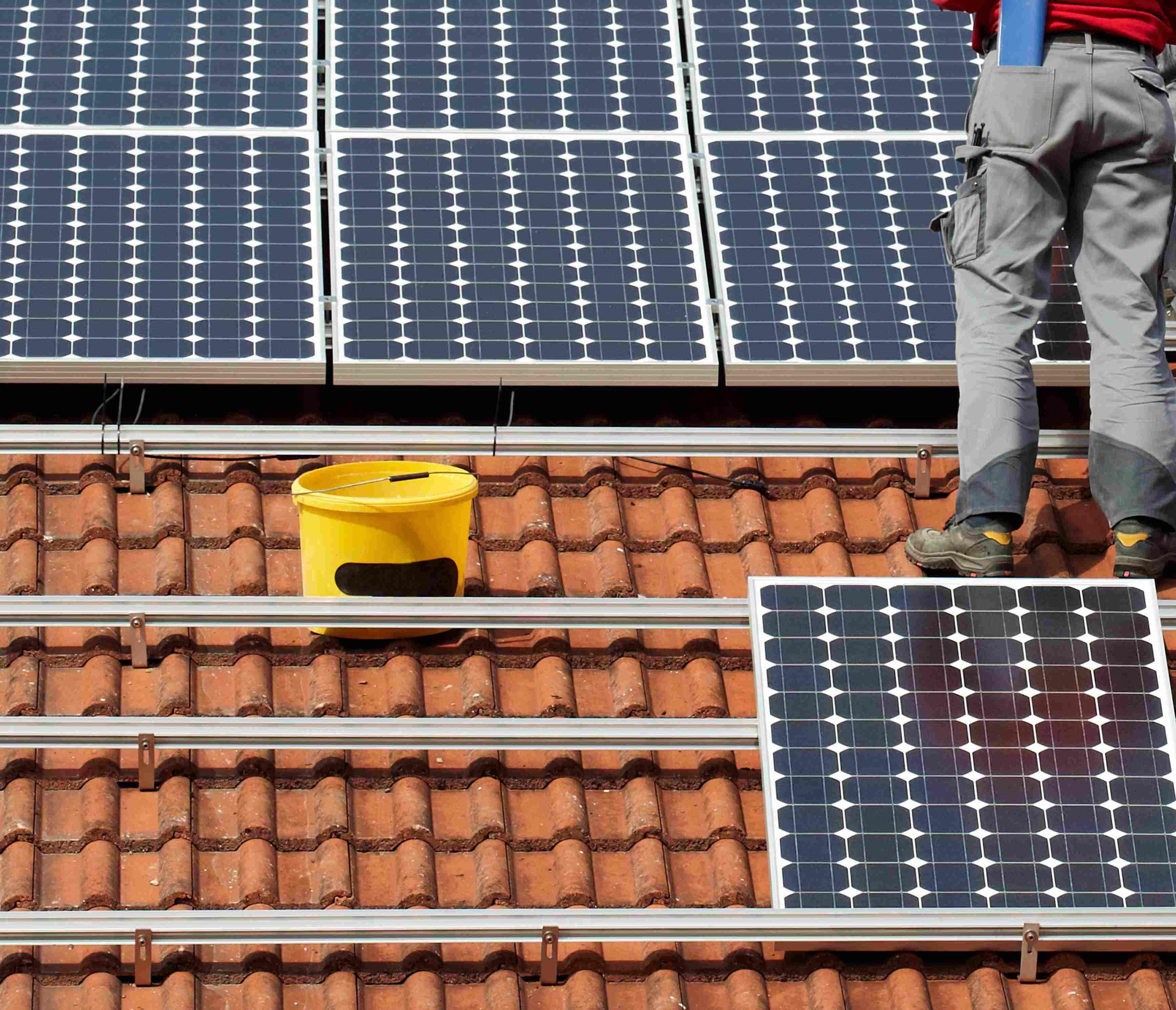 Instalação de painéis fotovoltaicos Numa residência com consumo mensal de 120 kWh, o sistema de aquecimento solar residencial costuma trazer economia que varia em 25 a 35% da conta de energia mensal.