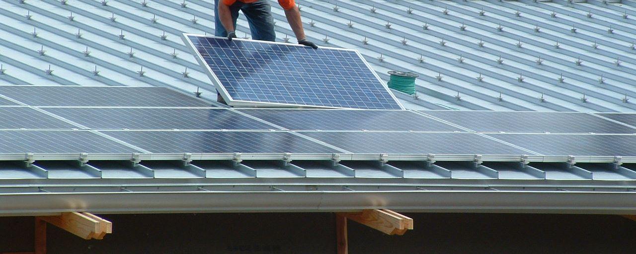 Instalação de painéis solares Quer instalar um painel solar e reduzir a sua factura energética? As necessidades que pretende satisfazer (eléctricas, de água quente ou ambas) e o seu tipo de habitação (moradia ou apartamento) são factores com influência na escolha dos painéis solares e respectivos custos.