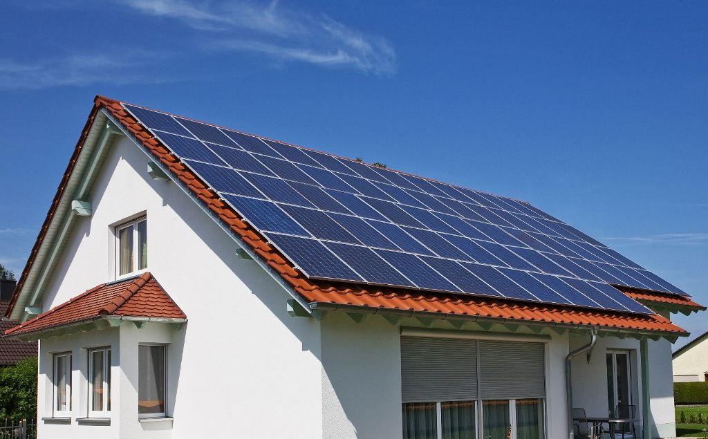 Sistemas de energias renováveis São as associações de células fotovoltaicas que convertem a luz solar em energia elétrica. As células fotovoltaicas são feitas em geral de silício ou arseniato de gálio, e apresentam coloração escura, para que haja maior captação de energia luminosa. As células solares de silício produzem menos energia quando comparadas às de gálio, porém o seu custo é menor.