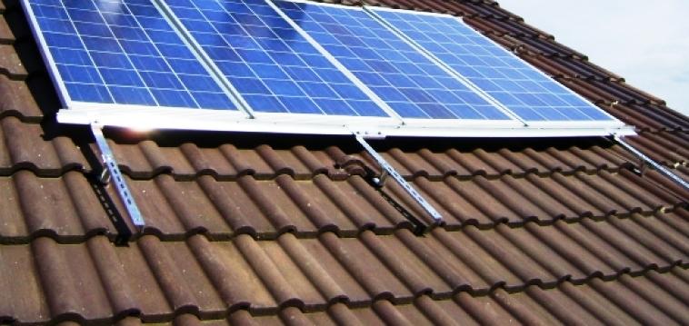 Sistemas de retenção de energia solar Os Painéis Solares Fotovoltaicos convertem a energia solar em energia eléctrica que é armazenada em baterias. A energia produzida pode satisfazer o consumo local ou integrar a rede eléctrica.