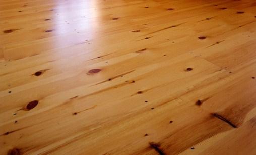 Revestimentos ecológicos O Pavimento Flutuante Sintético é um produto muito resistente com acabamento que pode imitar madeira, cerâmica ou pedra.