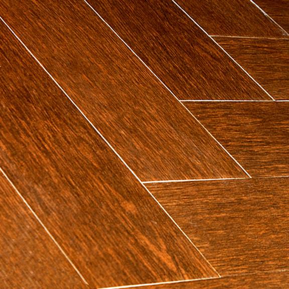 Antes de se aplicar um piso de madeira é imperativo garantir que o suporte está livre de fissuras ou gretas.
