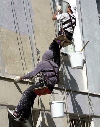 As pinturas exteriores de fachadas podem ser executadas com auxilio de andaimes ou acesso por corda - técnica opcional de trabalho em altura, combinando as mais avançadas técnicas de acesso a locais elevados e em ambientes confinados com utilização de cordas e equipamentos específicos de descida e ascensão.