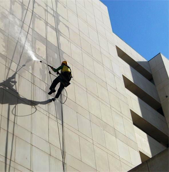 Caso pretenda proceder à limpeza da fachada do seu edifício ou a qualquer outro trabalho relacionado com a recuperação do mesmo, entre em contacto connosco.