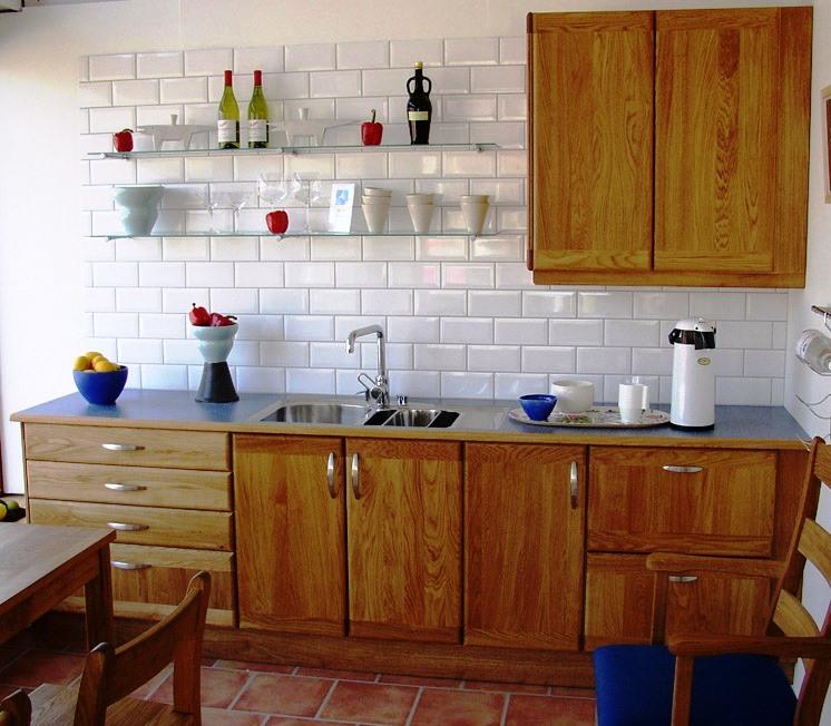 O mobiliário da sua cozinha define imenso a organização pretendida e a temática envolvente. O mobiliário pode ser constituído por diversos materiais como por exemplo por madeira.