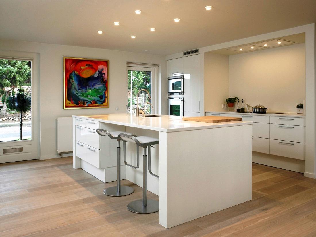 O mobiliário da sua cozinha define bastante a organização pretendida e a temática envolvente.