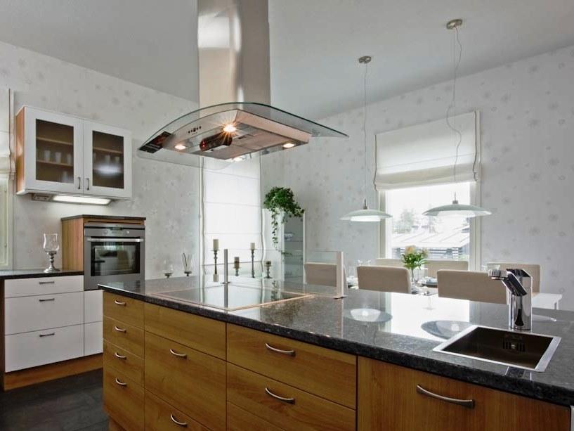 A organização do espaço da cozinha é algo complexo dada a variedade de soluções.