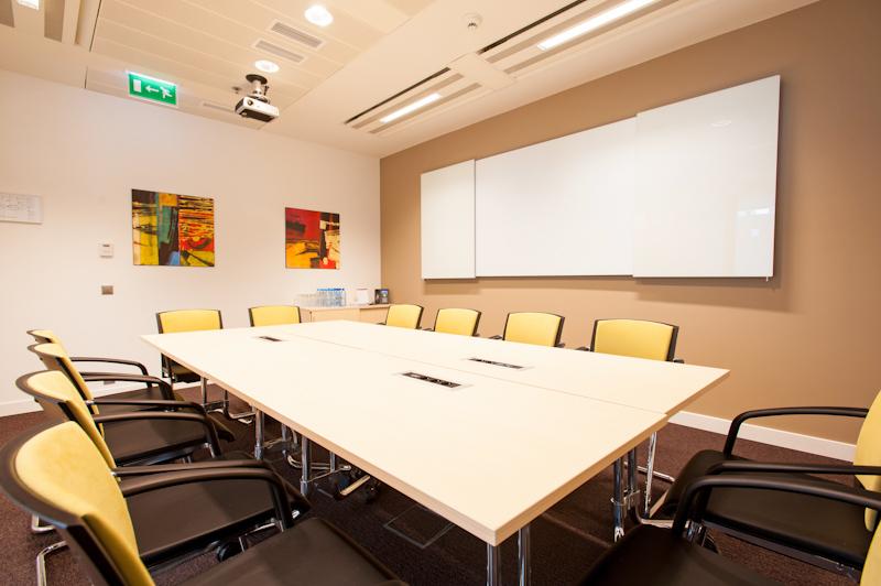 Equipamentos para escritórios As janelas, portas e caixilhos do escritório da sua empresa são algo a ter em conta dada a importância que o espaço envolvente tem para um local de trabalho.