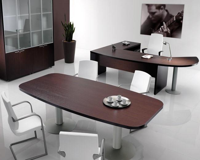 Escritórios O espaço de trabalho pode ter uma temátia mais alegre e colorida ou pode haver uma utilização de equipamentos mais monocromática transmitindo um ar mais sóbrio e sofisticado.