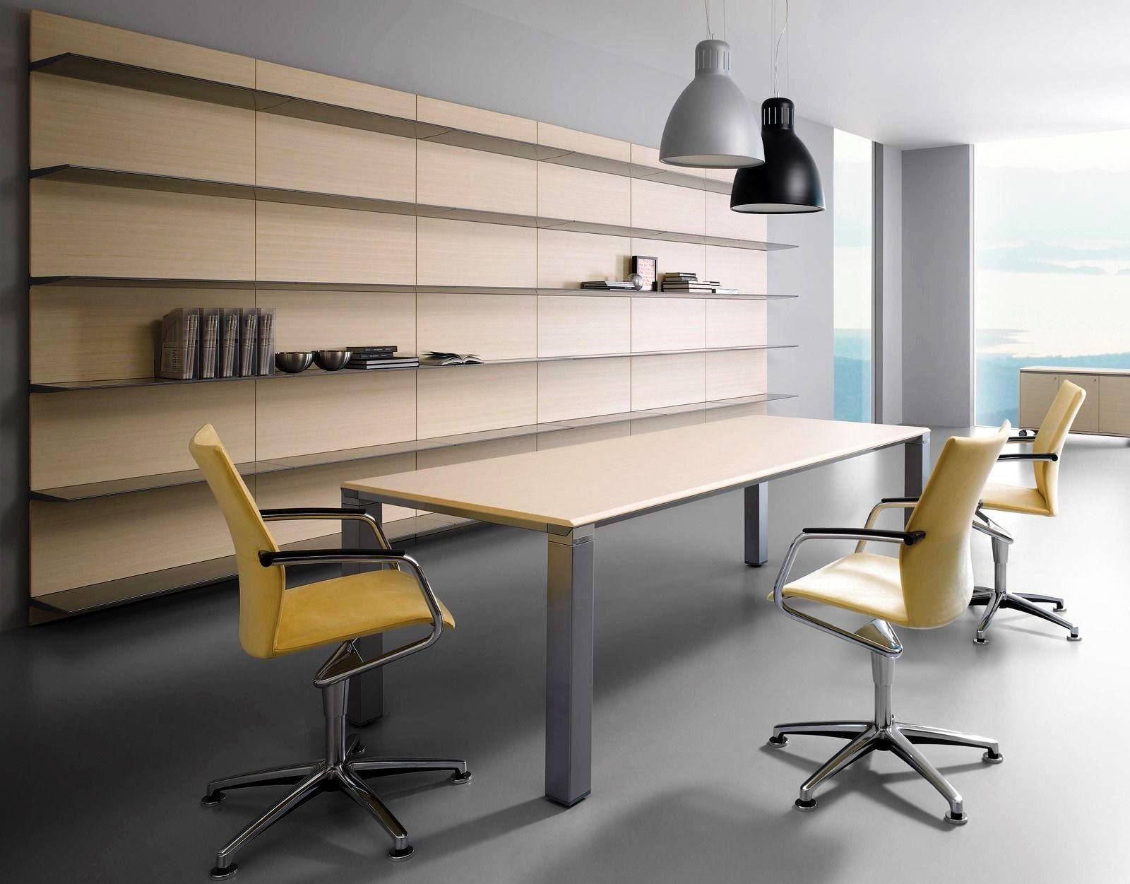 Mobiliário de escritórios O mobiliário de um escritório define bastante a organização pretendida e a temática envolvente. O mobiliário pode ser constituído por materiais como madeira, vidro, plástico ou mesmo metal.