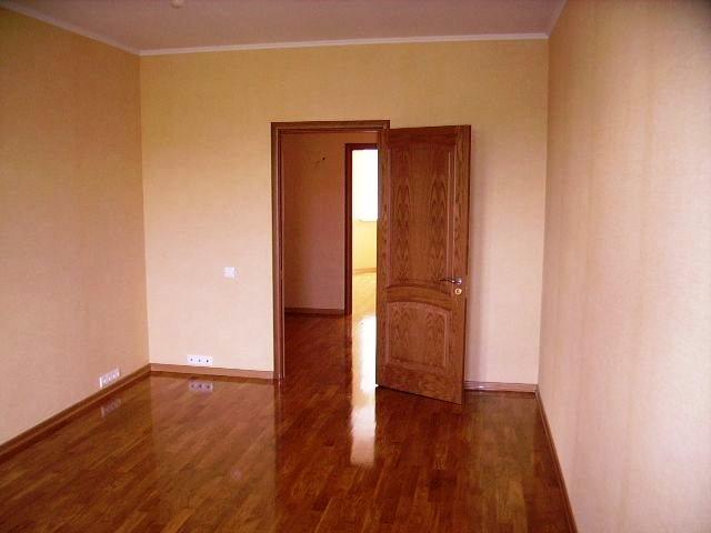 A remodelação da sua sala pode incluir entre vários trabalhos a substituição de pavimento, portas, rodapés, janelas e pintura do espaço.