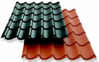 As telhas, elementos mais comuns no revestimento de coberturas inclinadas, são tipicamente de cerâmica, podendo também ser em pedra, cimento, metal, vidro, plástico, madeira, entre outros.