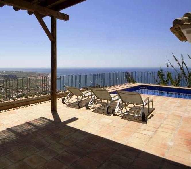 Terraços A constituição tipo de uma cobertura em terraço é composta por estrutura resistente (laje de cobertura), camada de forma (que irá formar a pendente necessária para o escoamento das águas), isolamento térmico, impermeabilização e camada de protecção.