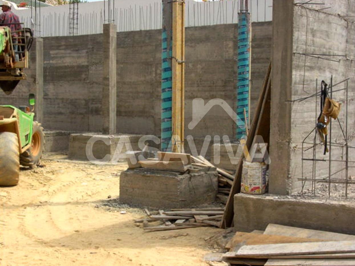Fase de execuo da estrutura da nova moradia.Sapatas, pilares e paredes de conteno.