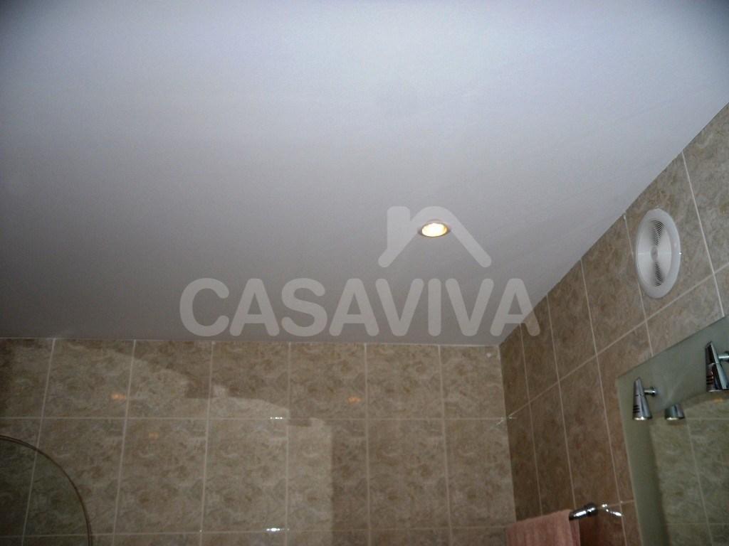 Nas casas de banho foram aplicados focos encastrveis de halognio de cor branca com o objectivo de melhorar o sistema de iluminao destas zonas.