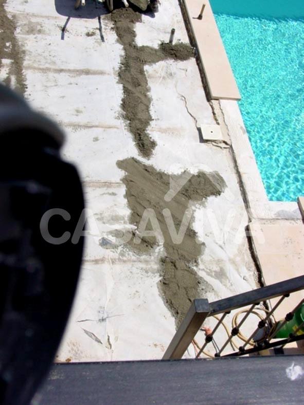 Impermeabilizao e aplicao de novo pavimento exterior na envolvente da piscina.
