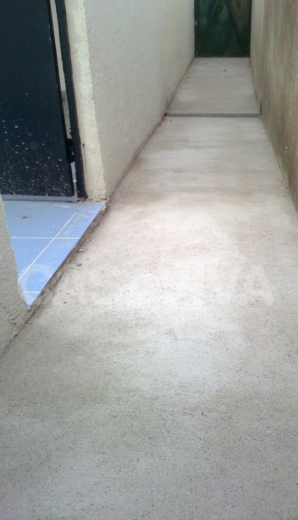 A interveno realizada no pavimento consistiu na aplicao de uma betonilha de realizao com uma determinada pendente de forma a garantir o escoamento das guas pluviais. 