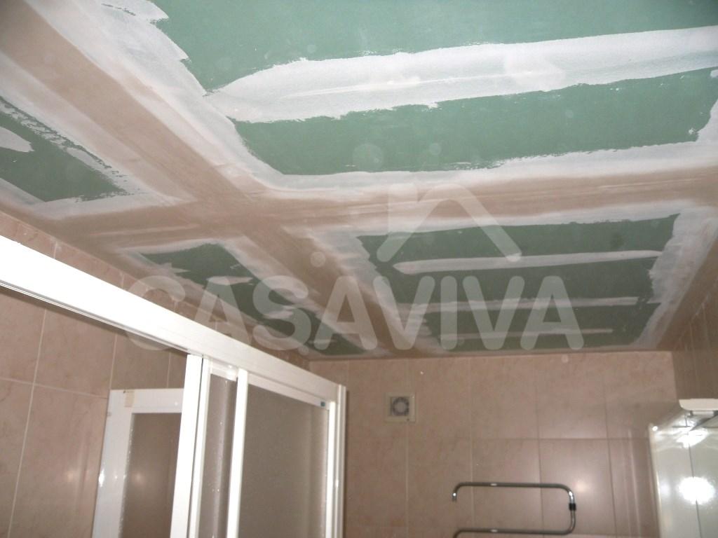 Colocação de tecto falso na casa de banho do apartamento.