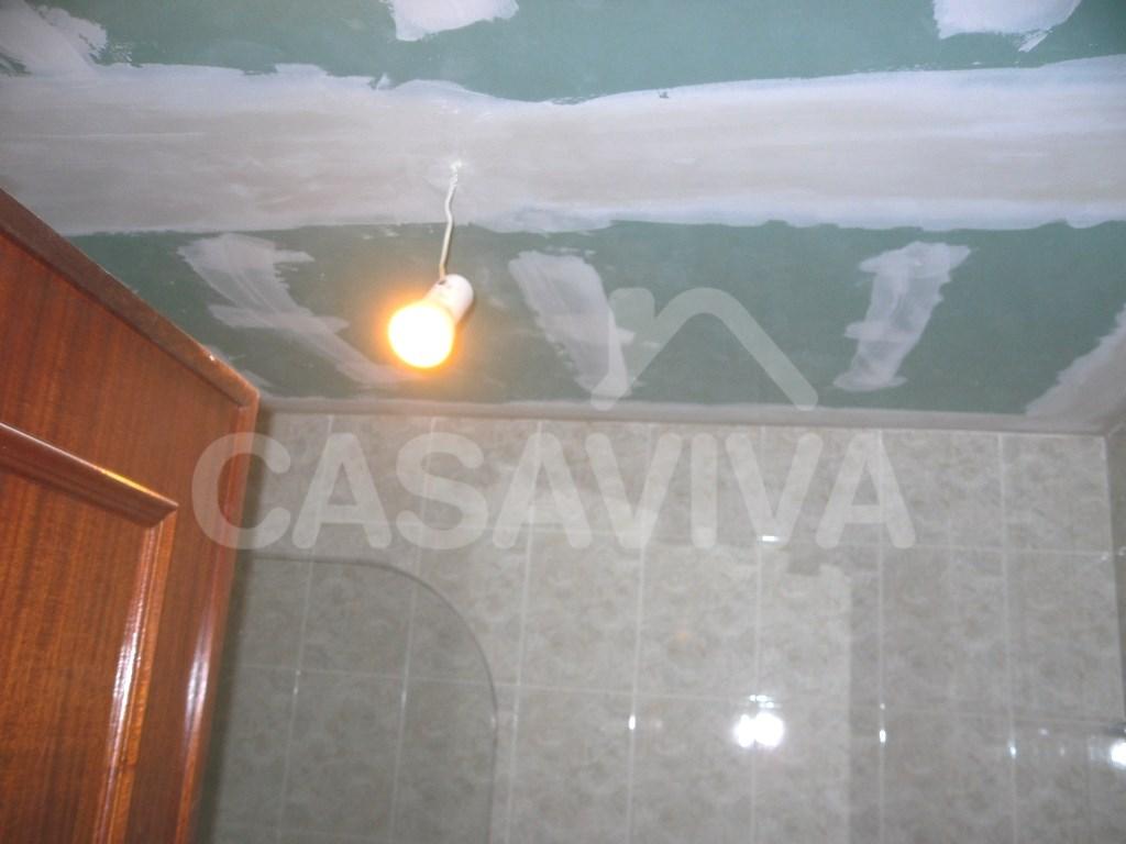 Colocação de tecto falso na casa de banho do apartamento.