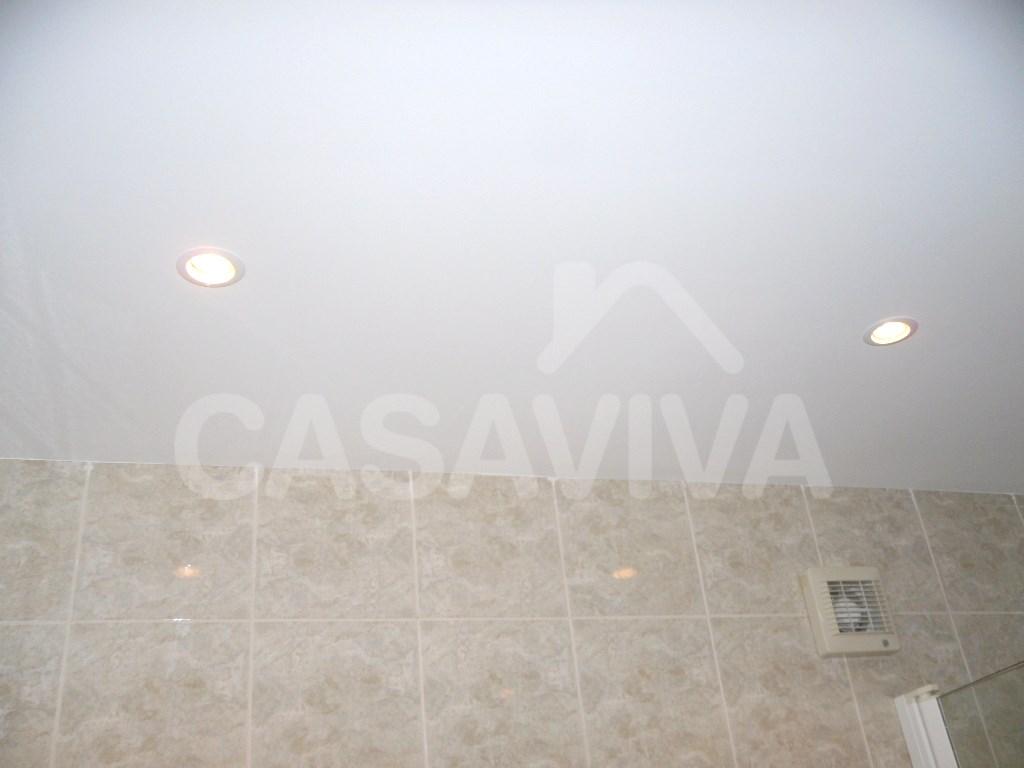 Colocação de tecto falso na casa de banho do apartamento.Focos de luz embutidos.