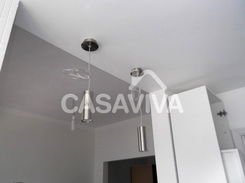 Novos pontos de luz em tecto falso sobre balco de separao entre a sala e a cozinha.