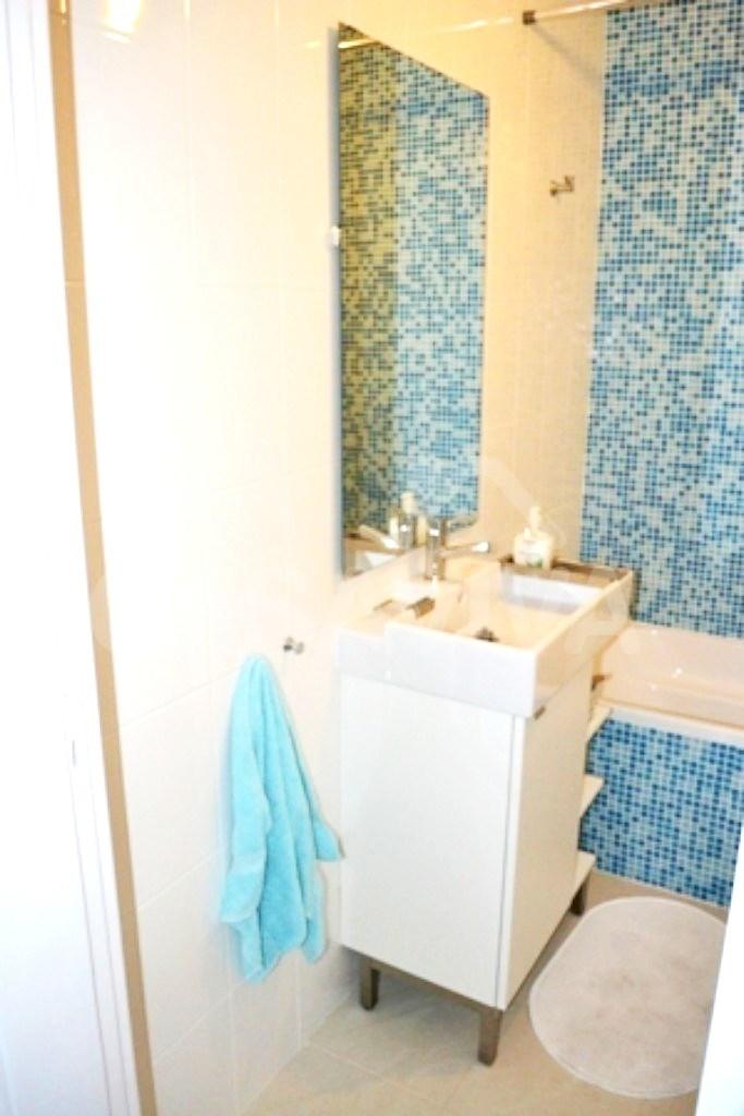 Nova banheira.Mvel de casa de banho com lavatrio encastrado.Novos revestimentos de pavimento e paredes (azulejo e mosaico cermico).