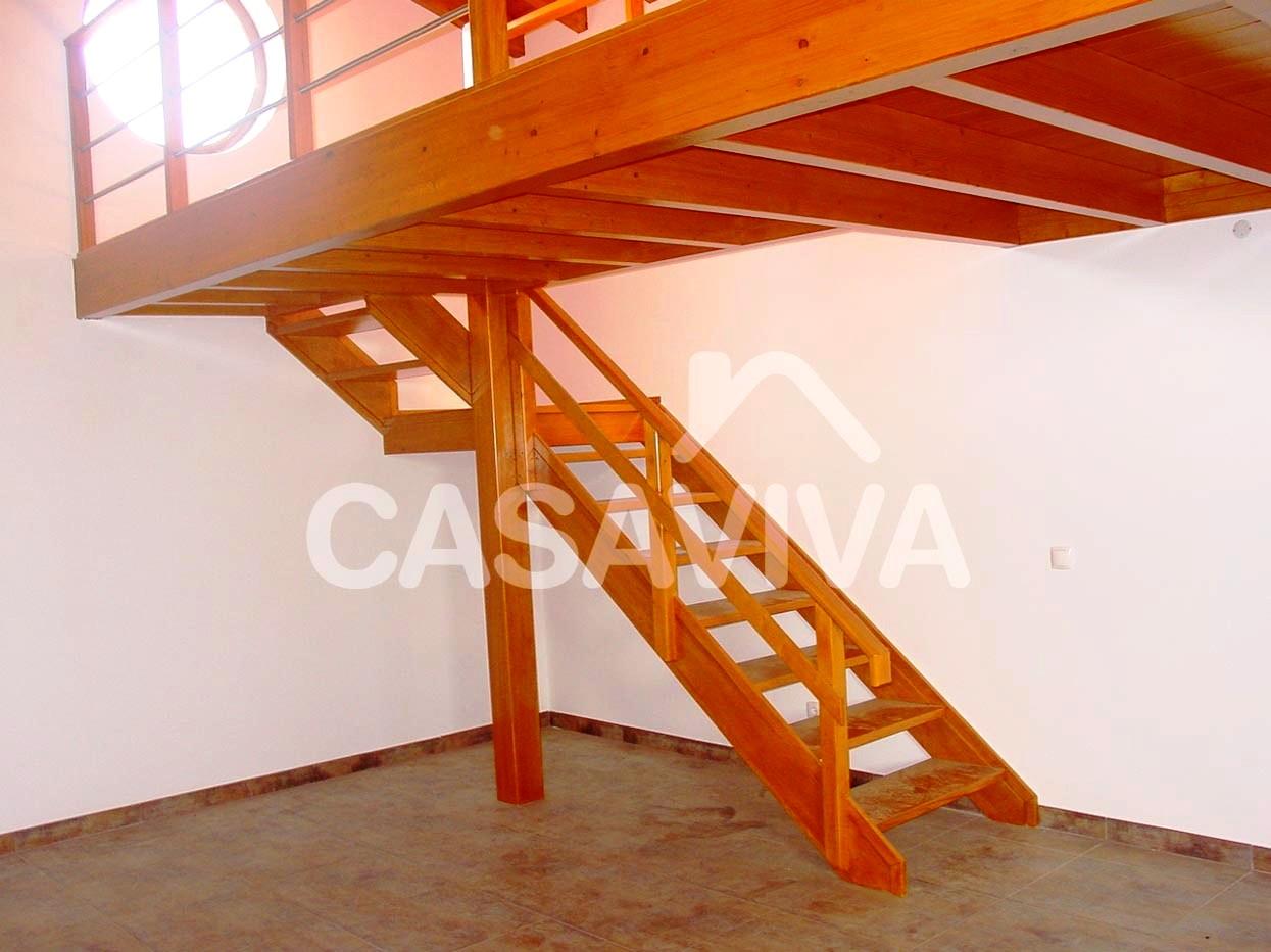 Mezanine em piso superior com estrutura e escadas de acesso em madeira e guarda corpos metlico.