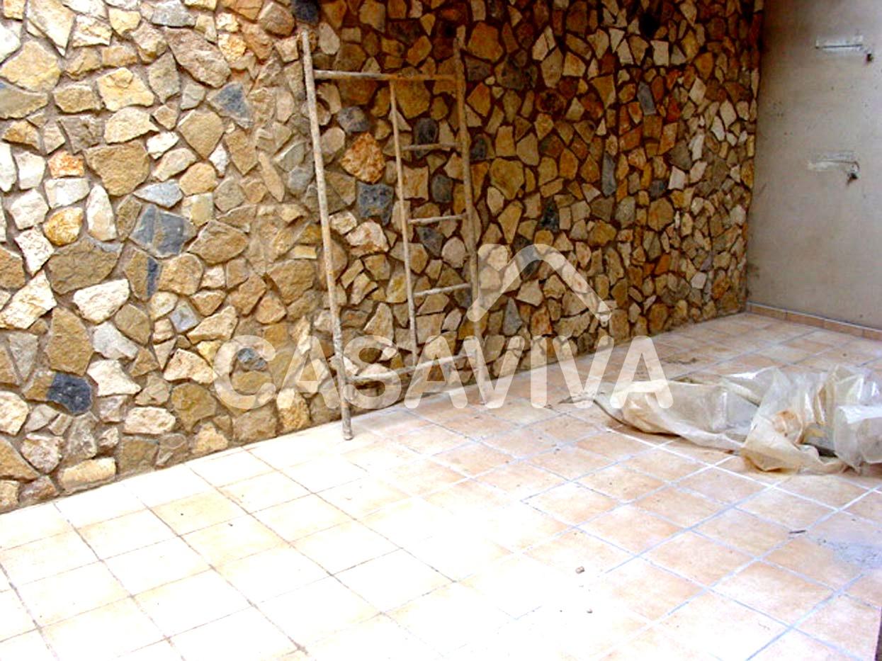 Revestimento de pavimento e paredes de ptio.Mosaico cermico, pinturas e pedra natural.