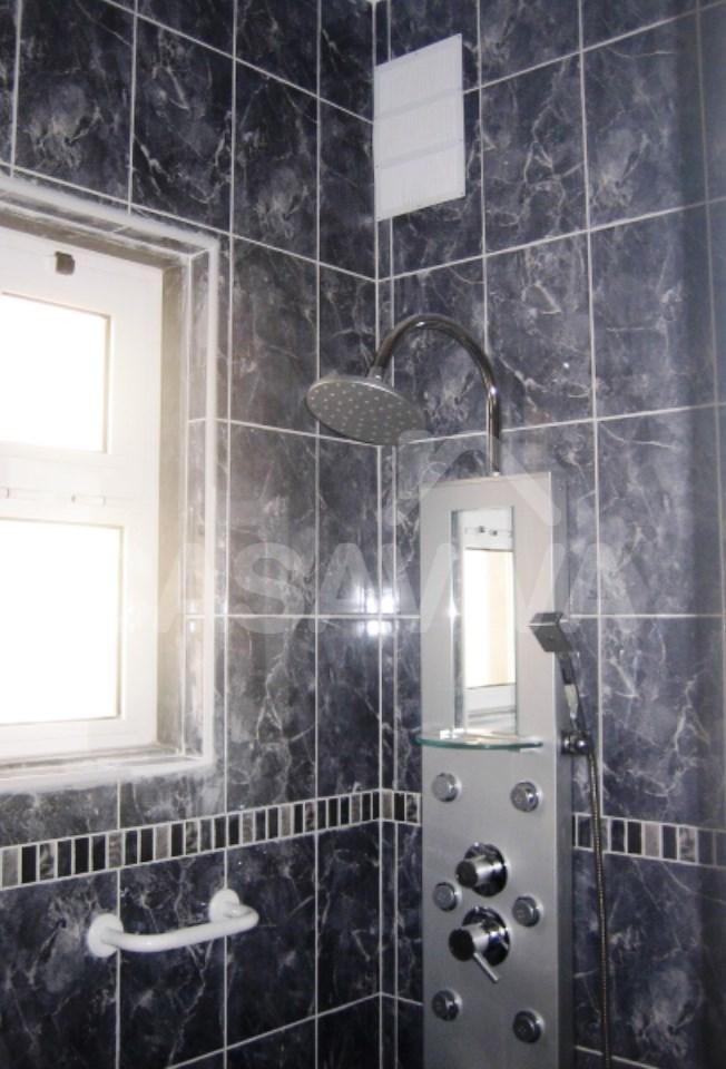 Na Casa de banho foram instalados equipamentos modernos de duche e ainda sistemas para uma ventilao eficaz do espao com o fim de se evitarem anomalias devidas a condensaes.