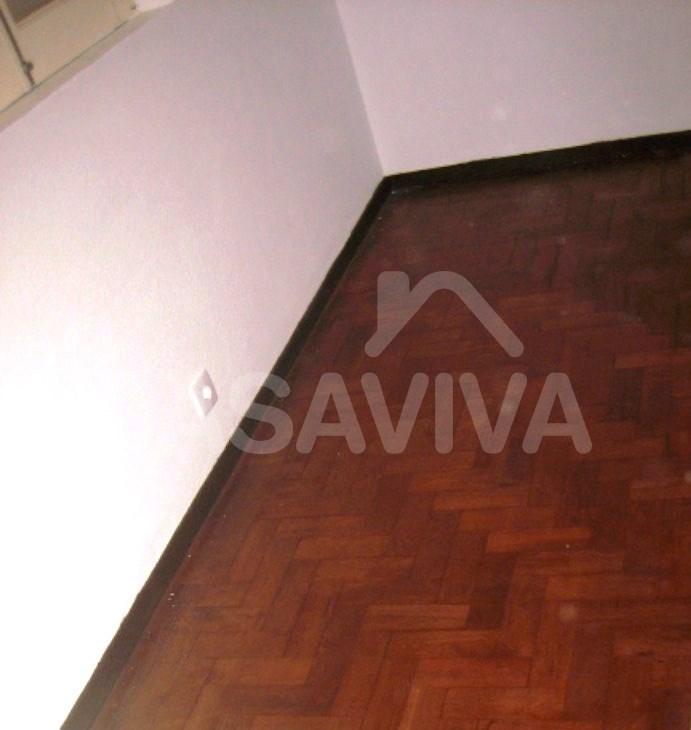 Quarto aps reparao e pintura das paredes, colocao do rodap e envernizamento do pavimento tipo parquet.