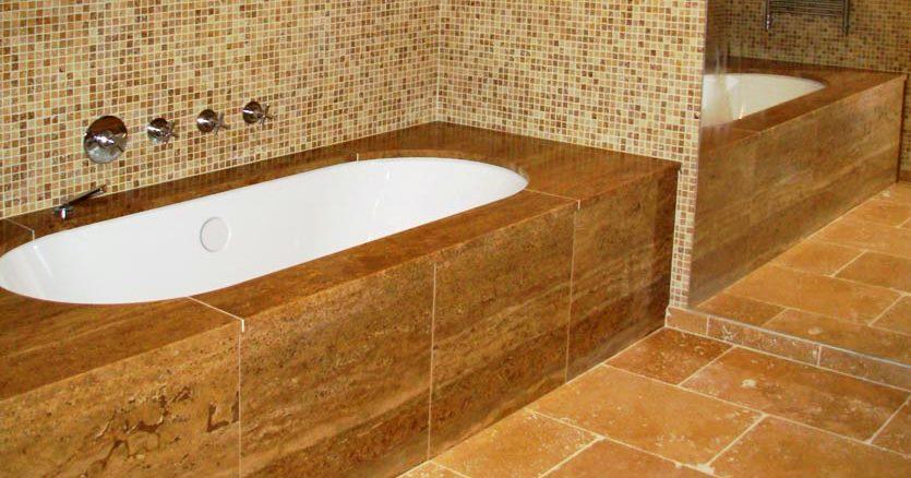 Acabamentos em habitações Nos processos de colagem a verificação e garantia da planeza dos paramentos são fundamentais.