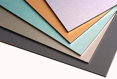 Revestimento de terraços Os revestimentos devem ser funcionais e adequados ao ambiente a que estão expostos e, ainda, que não apresentem problemas e/ou patologias durante a vida útil dos materiais.