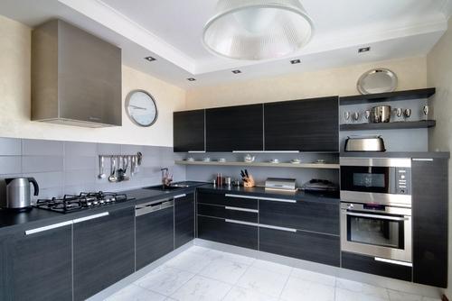 Uma cozinha moderna é, tipicamente equipada com forno, micro-ondas, placa, frigorífico, lava-loiças e arrumos para armazenamento de comida como os armários ou a despensa.