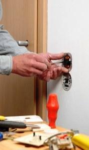 Instalação elétrica Os nossos parceiros são constituídos por técnicos dotados com formação específica e certificação na área da electricidade.