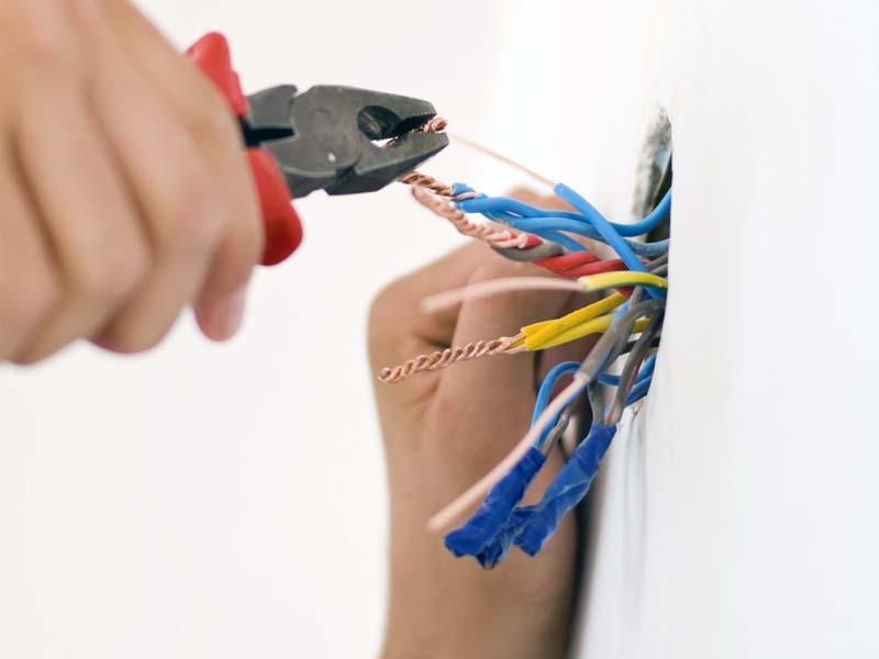 Instalação elétrica Se precisa de embutir nas paredes as puxadas de electricidade ou telecomunicações da sua casa fale conosco.