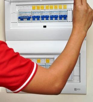 Reparações A CASA VIVA dispõe de um conjunto de parceiros com experiência e profissionalismo, que garantem uma prática de preços em linha com os preços de mercado.