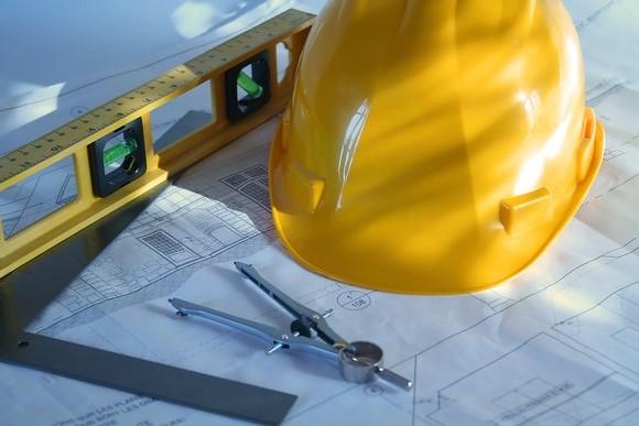 Dever sempre verificar-se se a empresa de construo tem os seguros em dia e as certificaes necessrias para a execuo da obra em questo.