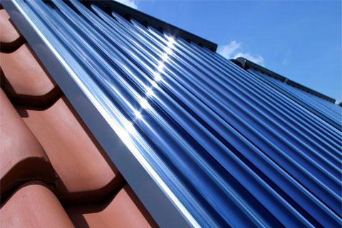 Coberturas com painéis solares Numa obra de reabilitação, além de se proceder à regeneração dos elementos que irão ser alvo deste mesmo processo, o Cliente deve ainda considerar o acrescento de novos elementos no espaço que irá ser alvo de reabilitação. Numa cobertura a instalação de sistemas solares são uma opção para as pessoas que gostariam de economizar na sua conta de energia elétrica.