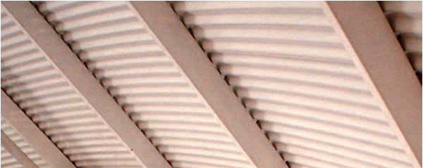 Coberturas para grandes vãos A utilização de elementos metálicos para a execução de uma cobertura pode ser uma boa solução no caso de grandes vãos como em pavilhões ou complexos desportivos.